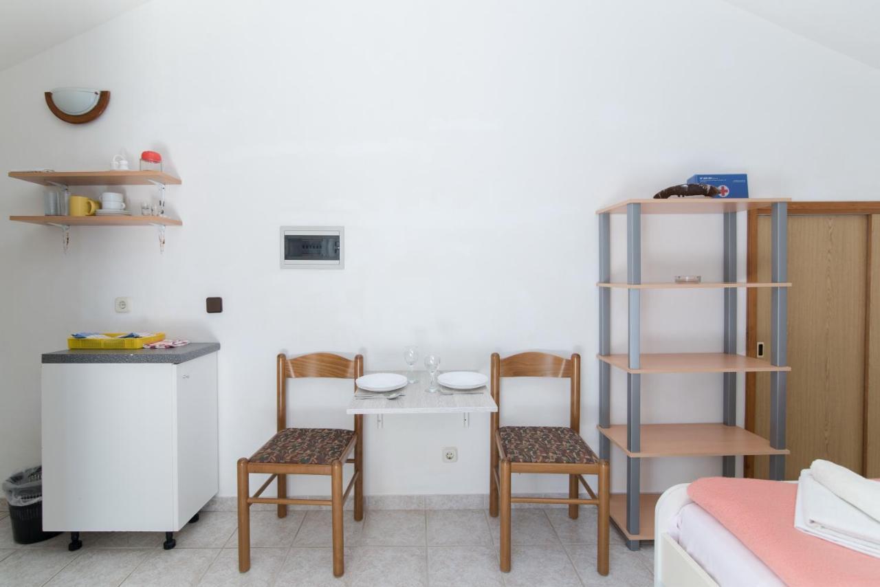Apartments Pinija Supetar Habitación foto